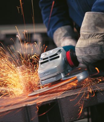 Търси да назначи работник в производството