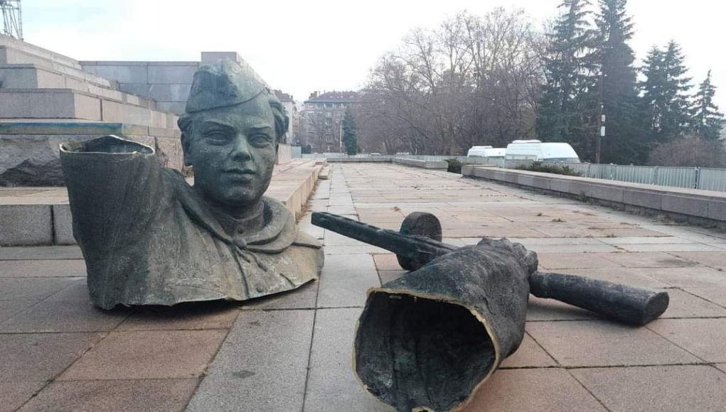 На бунището на историята